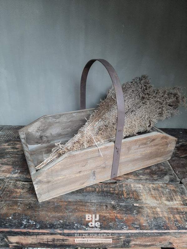 Stoere oude houten bak met hendel