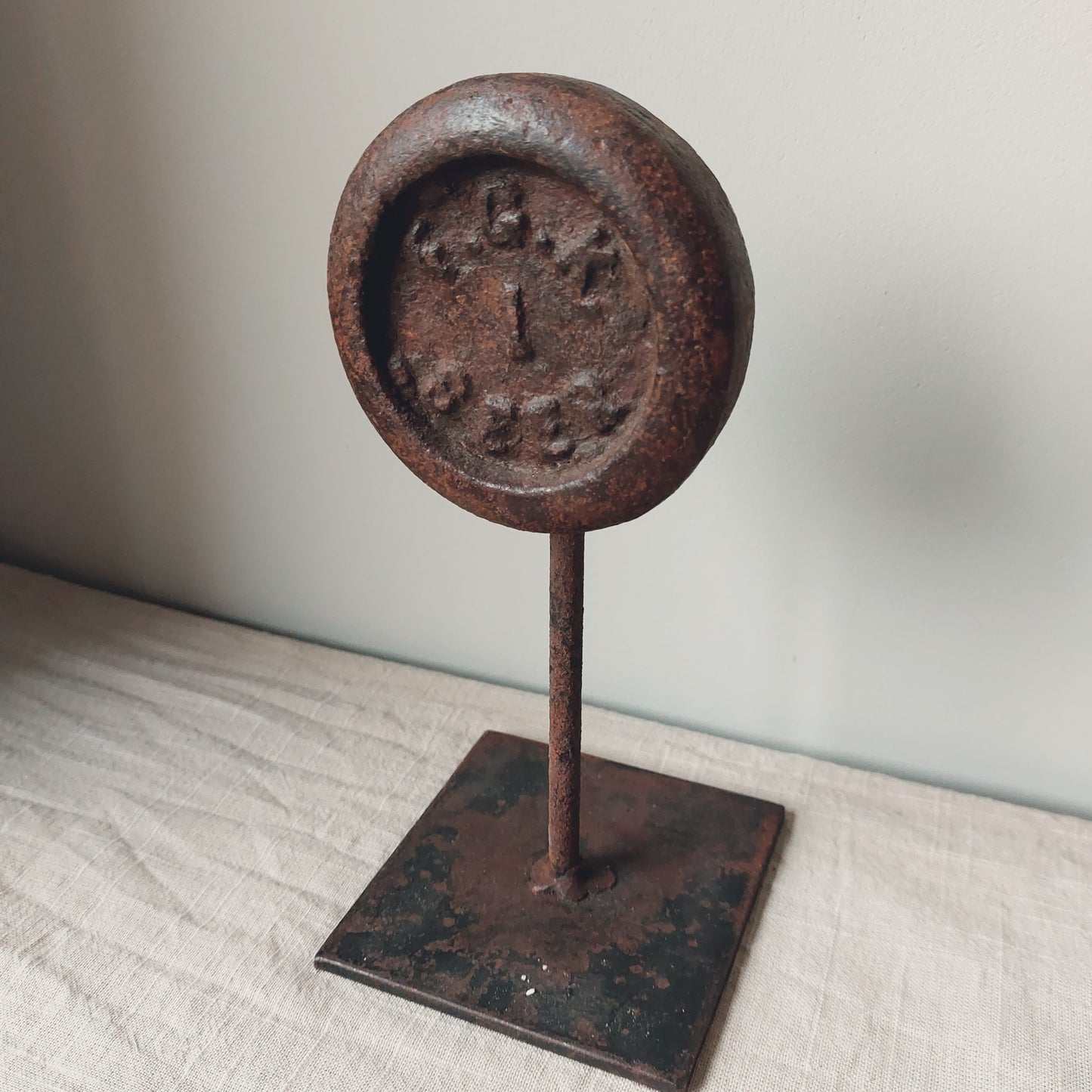 Gietijzeren gewicht op standaard (rechtsvoor)