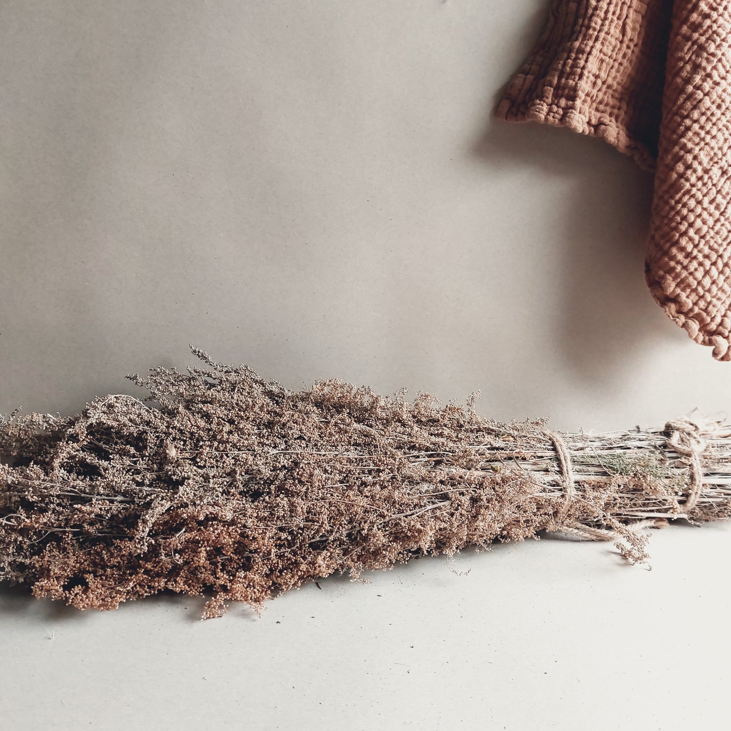 Bundel gedroogd rata lavender lavendel vergrijsd decoratie tak