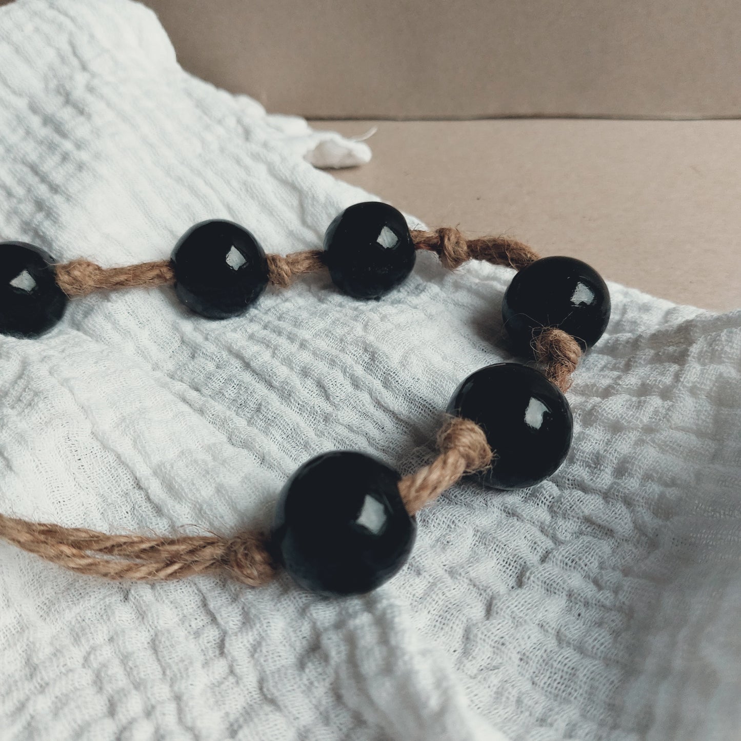 Glaskralen ketting aan touw