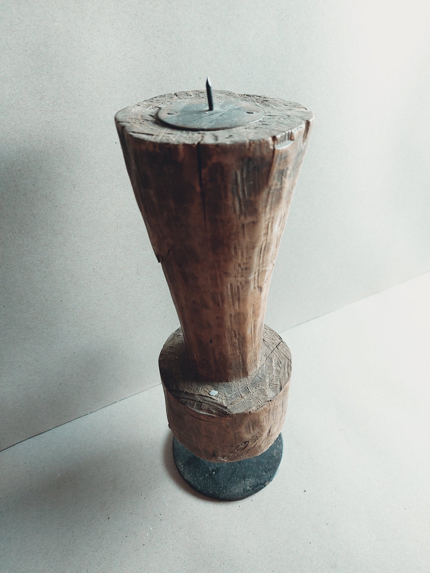 Oud houten kaarsen standaard kandelaar