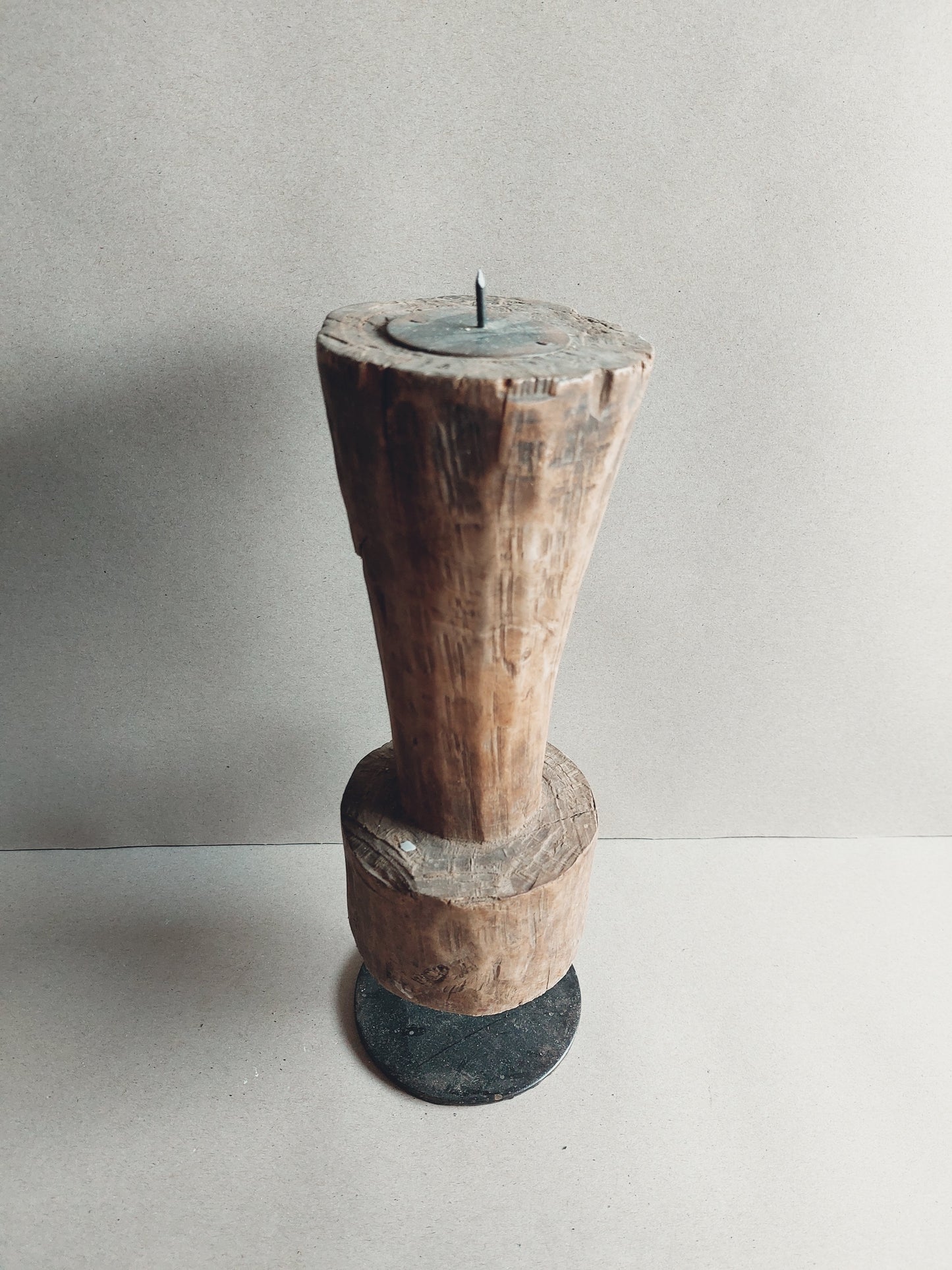Oud houten kaarsen standaard kandelaar