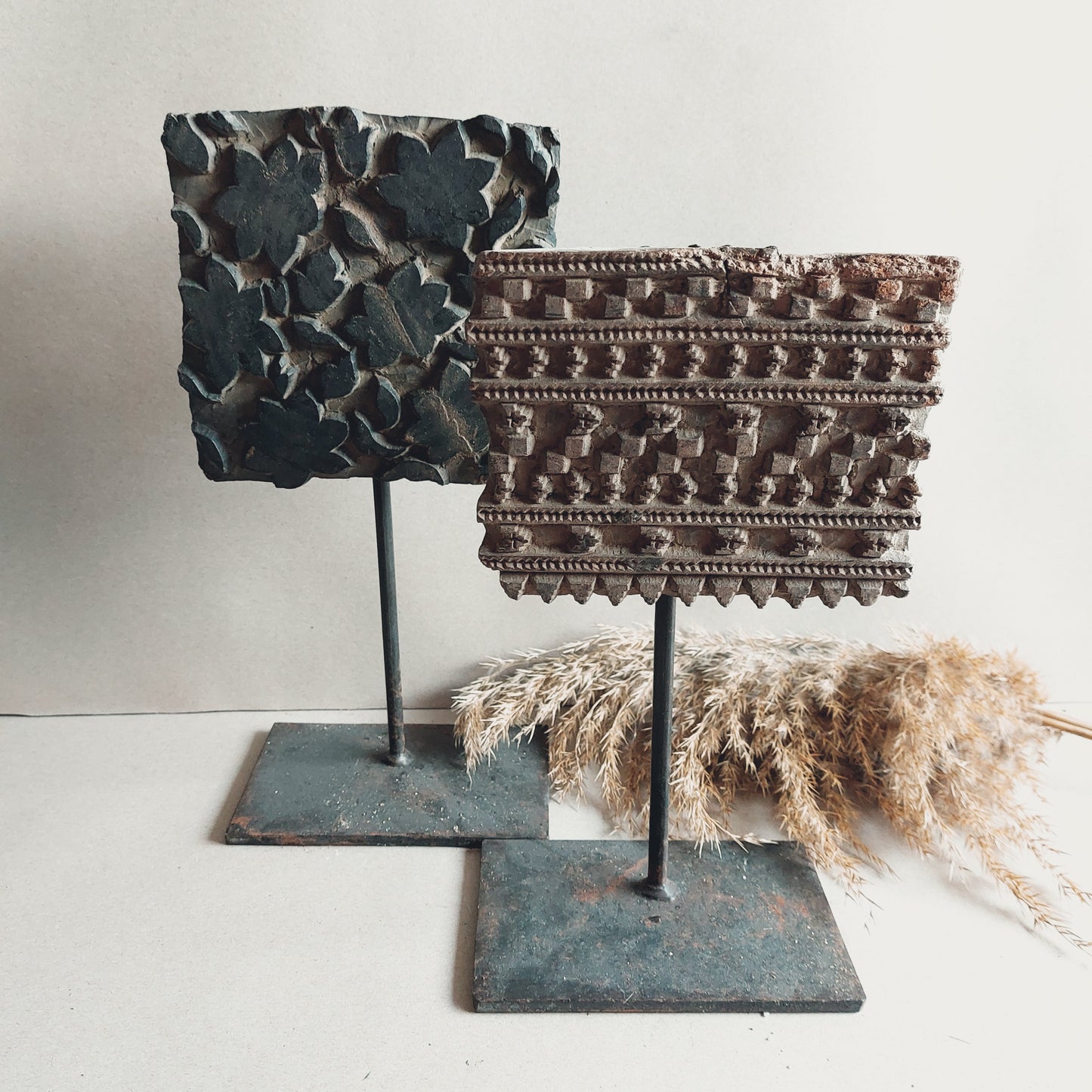 Oude batik stempel op standaard (rechts)