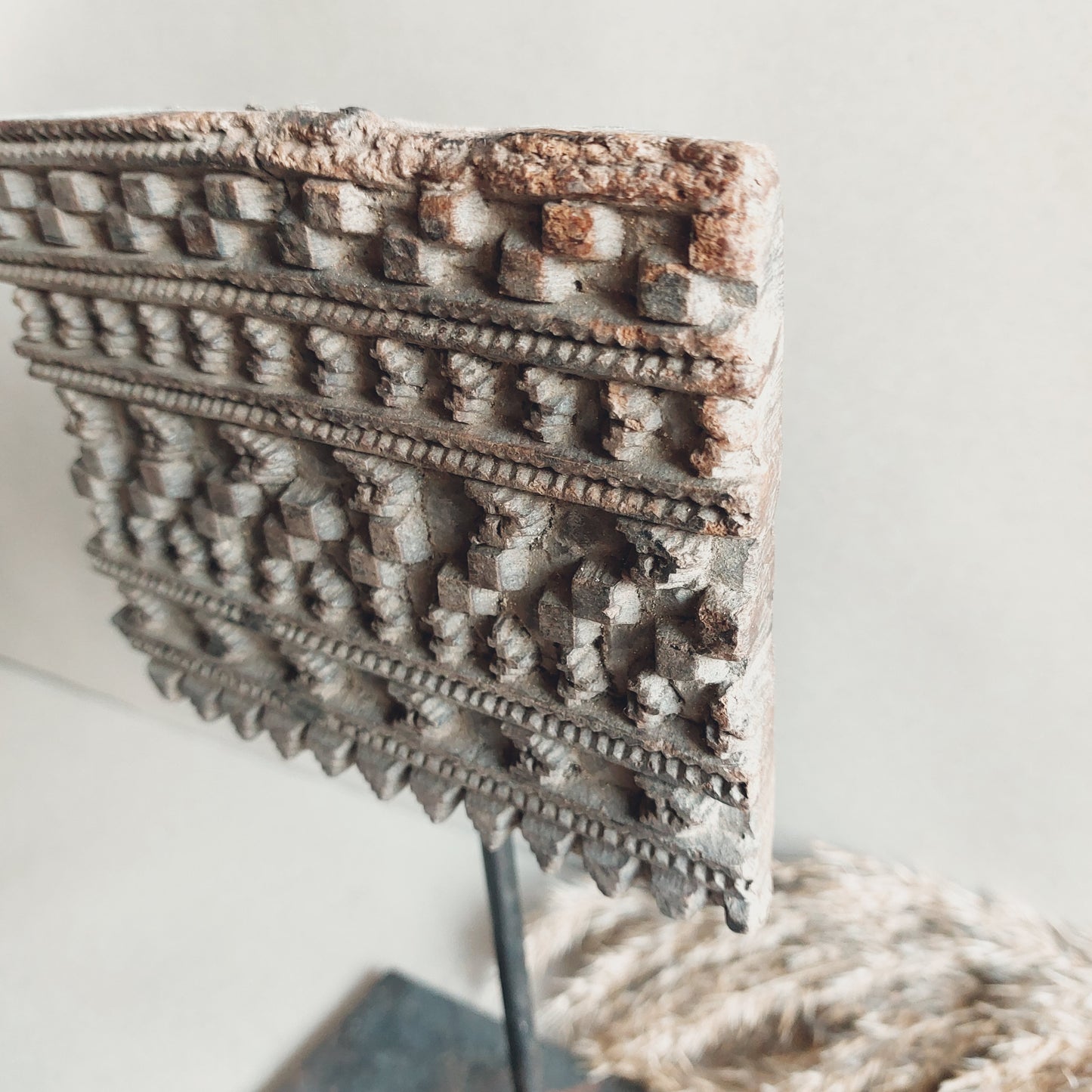 Oude batik stempel op standaard (rechts)