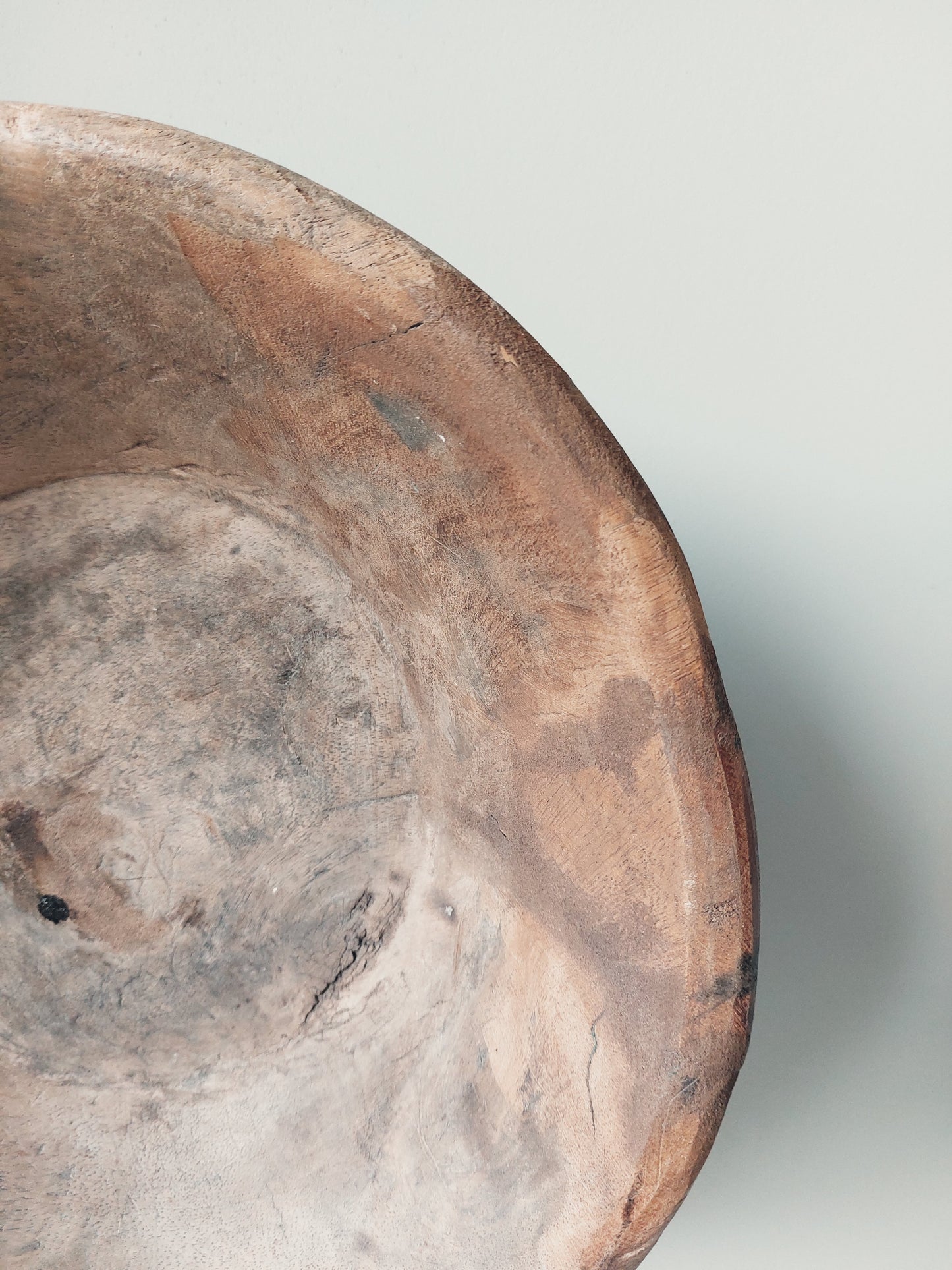 Oude houten schaal op standaard