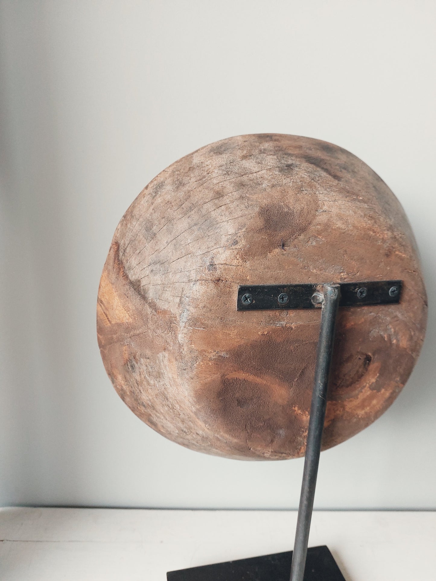 Oude houten schaal op standaard