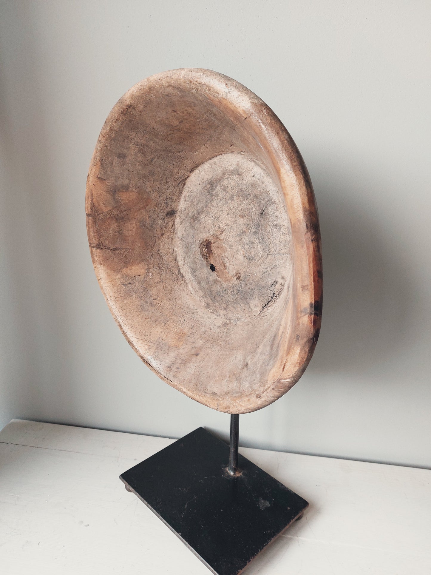 Oude houten schaal op standaard