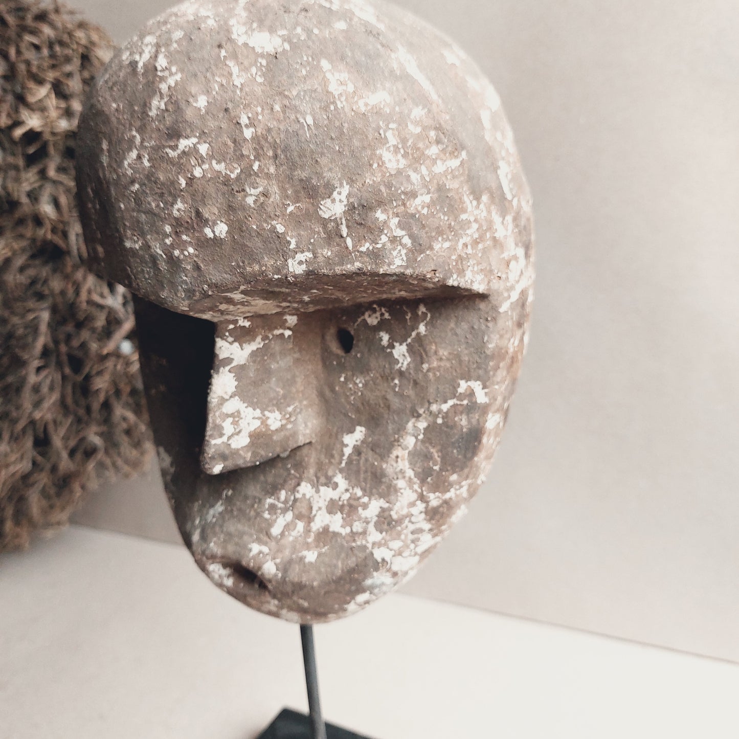Sober vergrijsd ornament op statief gezicht masker patung landelijk stoer oud