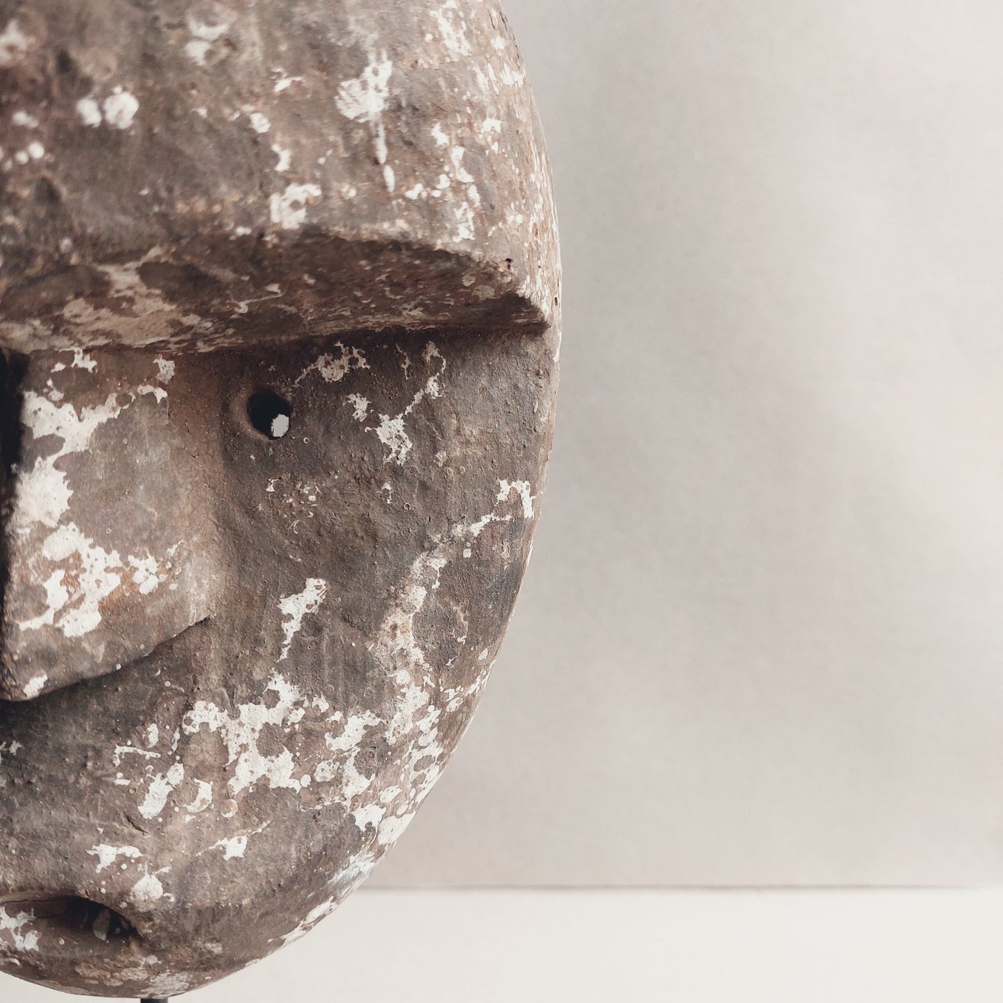 Sober vergrijsd ornament op statief gezicht masker patung landelijk stoer oud