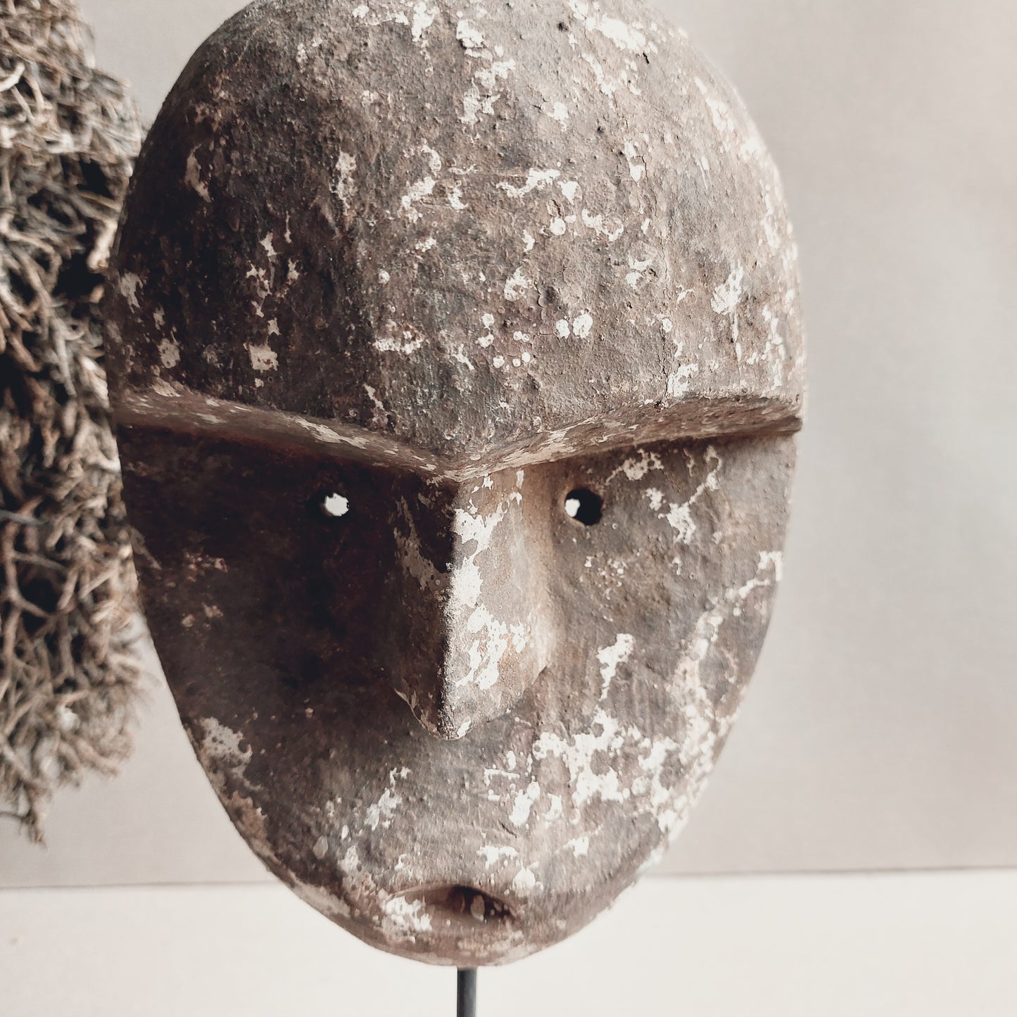Sober vergrijsd ornament op statief gezicht masker patung landelijk stoer oud