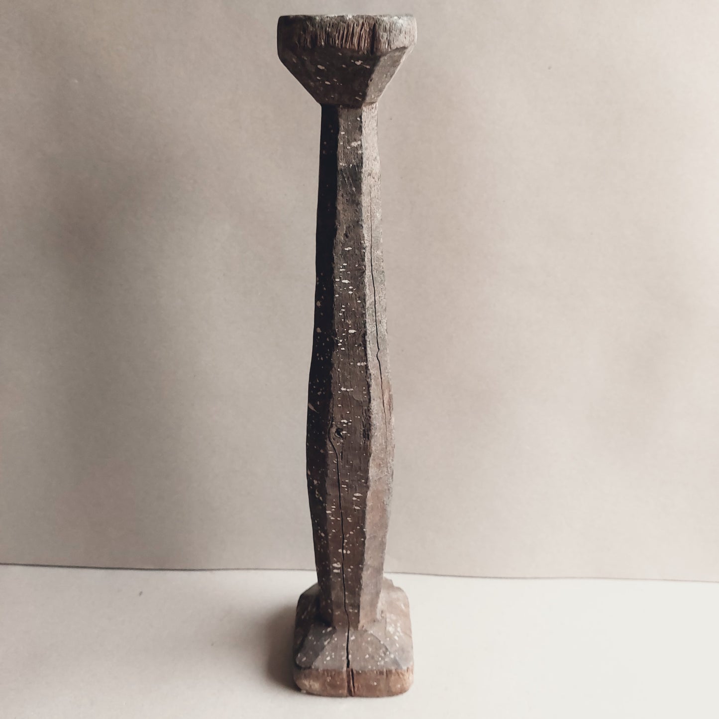 stoere landelijke houten kandelaar kandelaars ornament baluster oud (rechts)