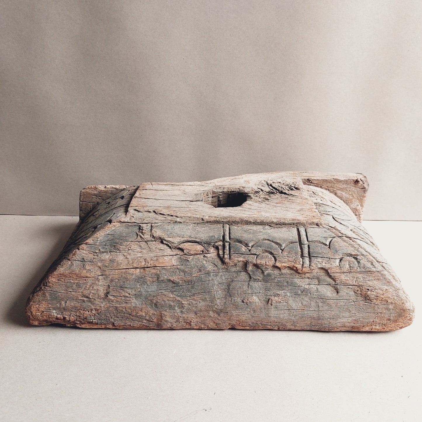 Stoere robuuste oude houten poer kandelaar ornament landelijk blok vensterbank sober 2