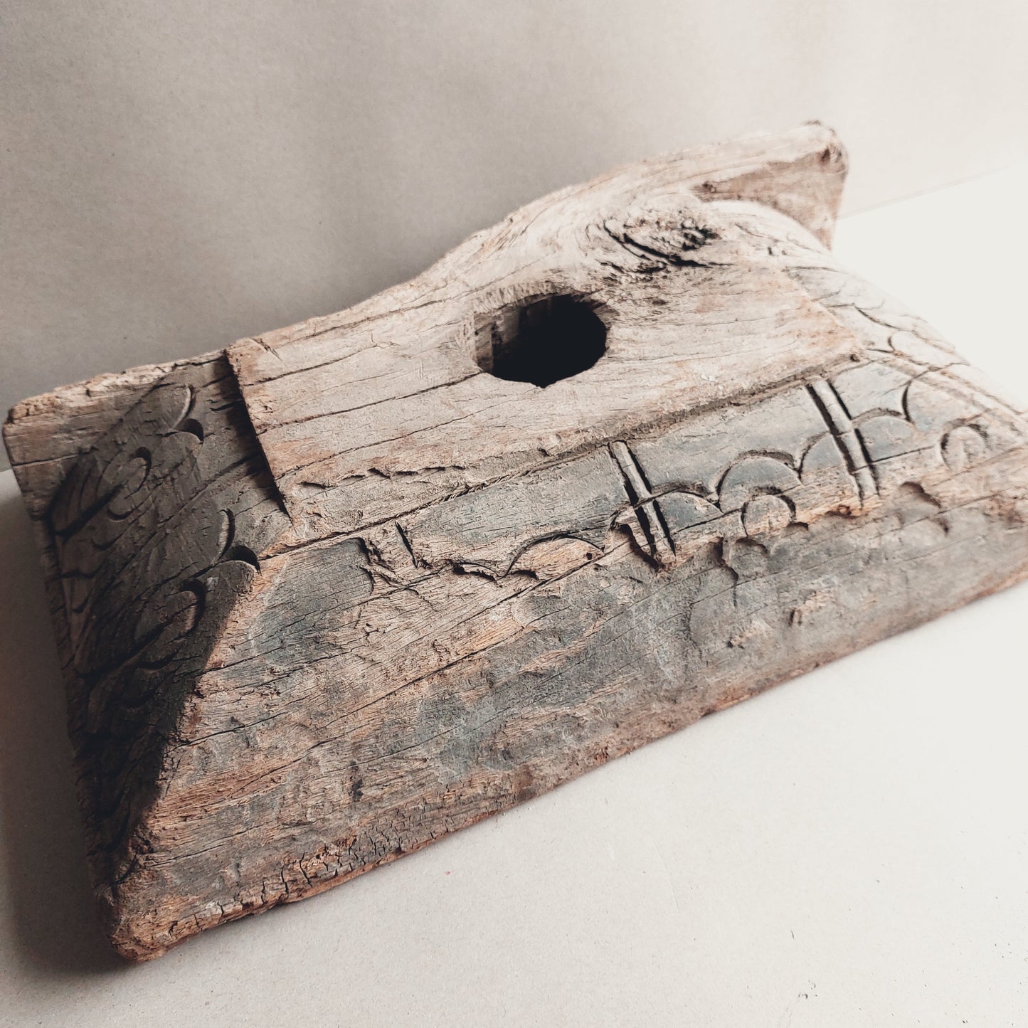 Stoere robuuste oude houten poer kandelaar ornament landelijk blok vensterbank sober 2