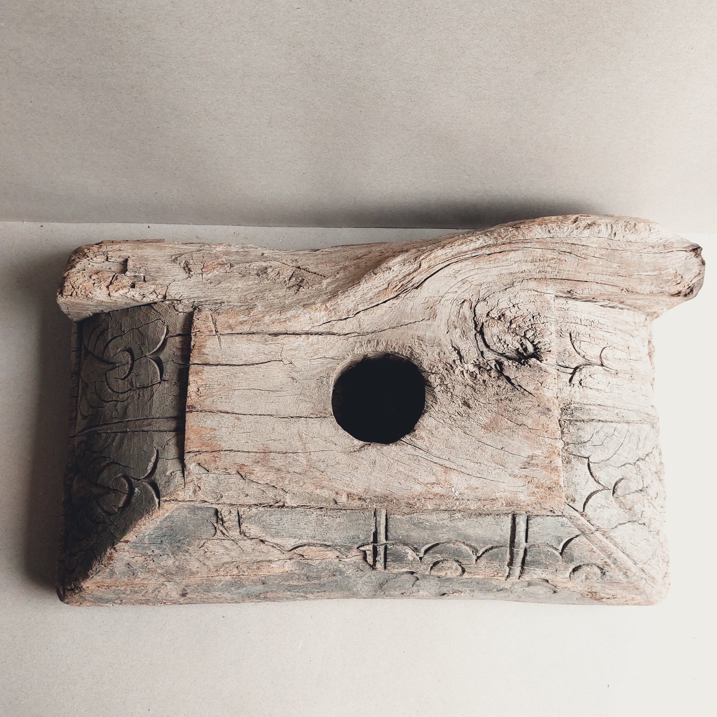 Stoere robuuste oude houten poer kandelaar ornament landelijk blok vensterbank sober 2