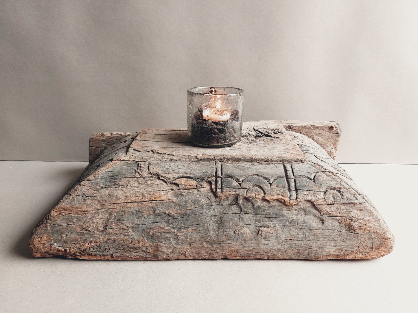 Stoere robuuste oude houten poer kandelaar ornament landelijk blok vensterbank sober 2