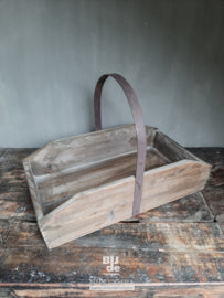 Stoere oude houten bak met hendel