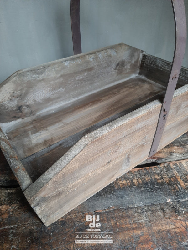 Stoere oude houten bak met hendel