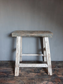 Oude houten kruk