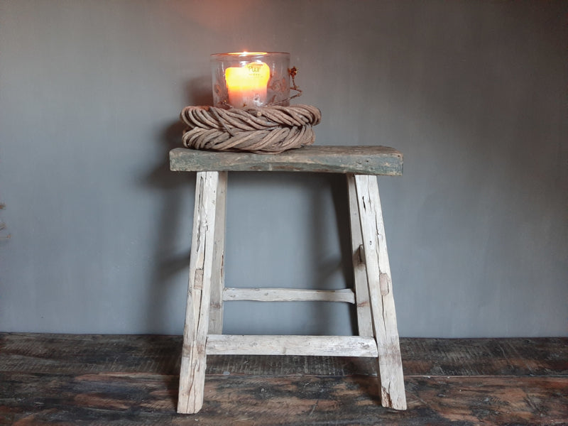 Oude houten kruk