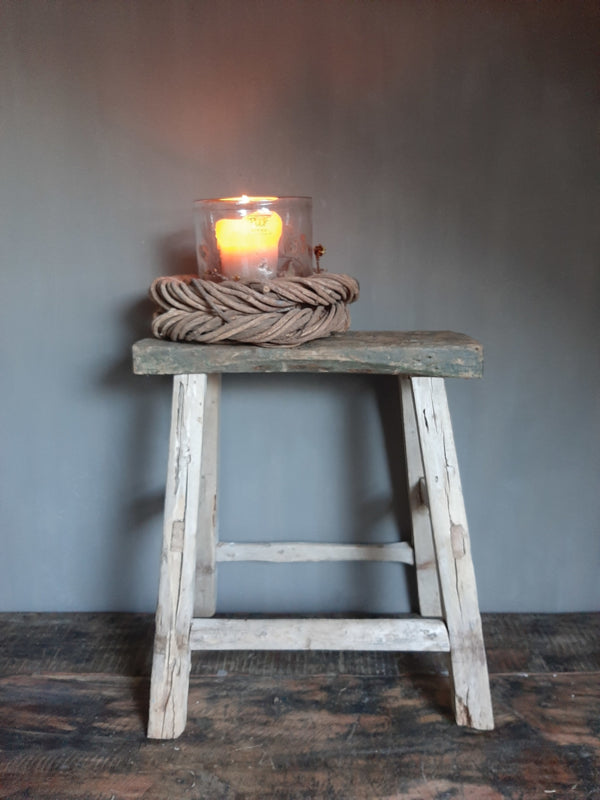 Oude houten kruk