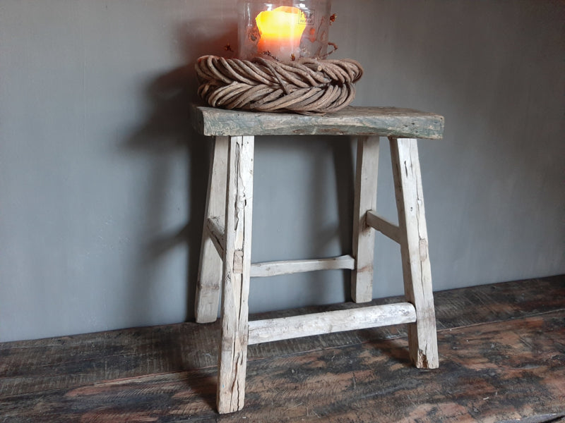 Oude houten kruk