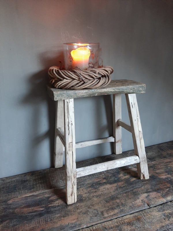 Oude houten kruk