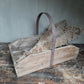 Stoere oude houten bak met hendel
