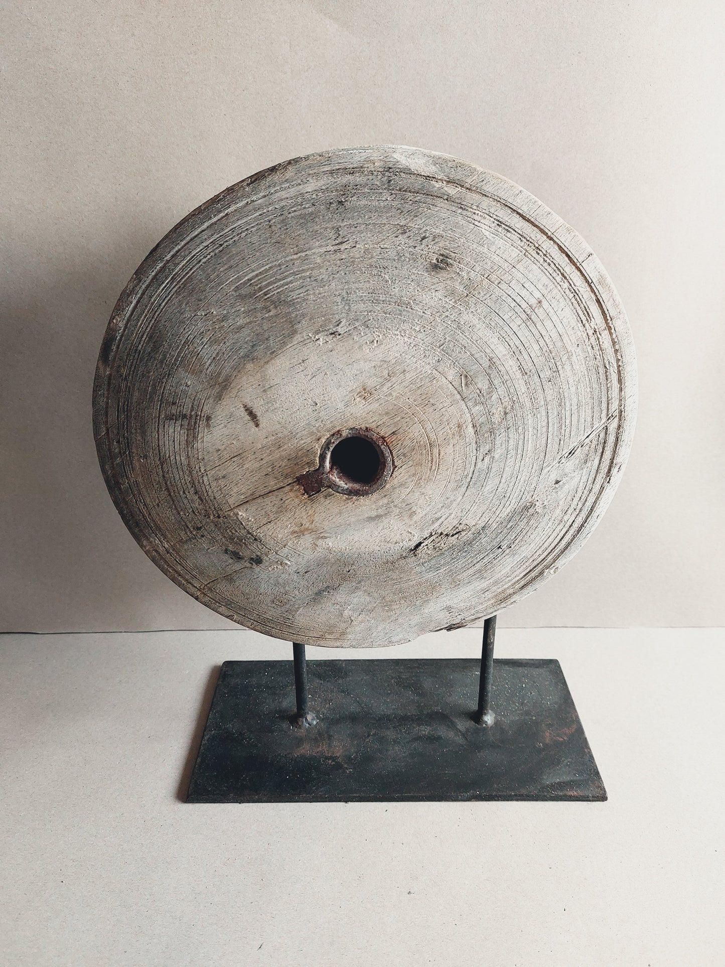 Oud houten katrol pully op standaard