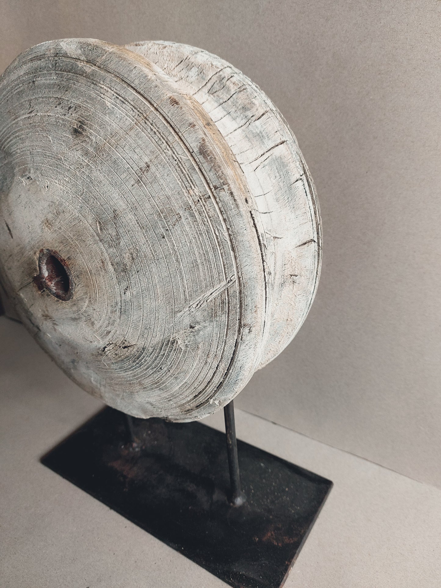 Oud houten katrol pully op standaard