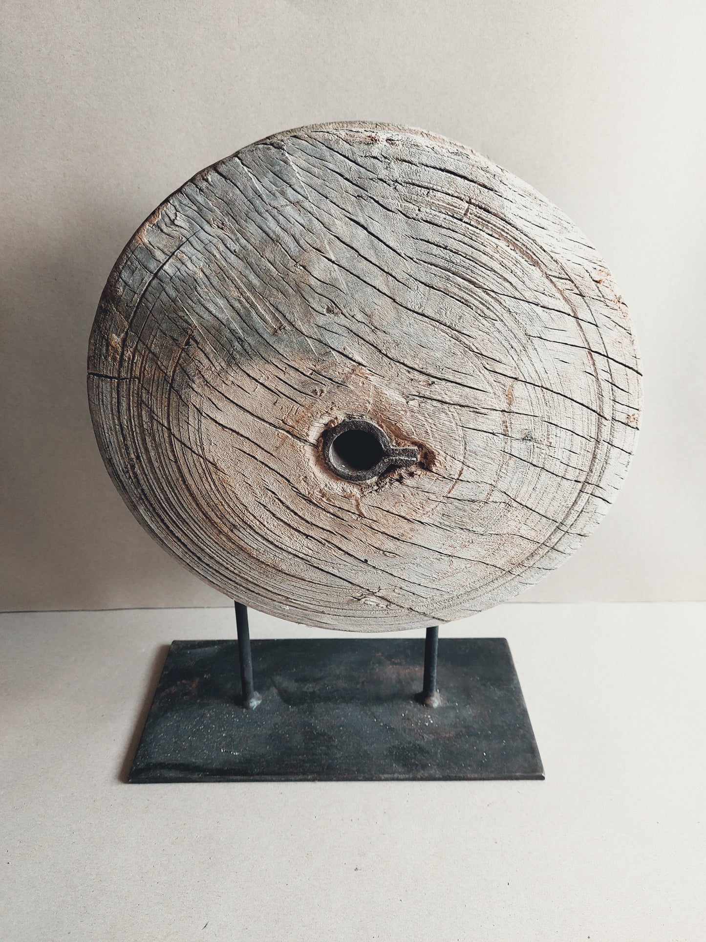 Oud houten katrol pully op standaard
