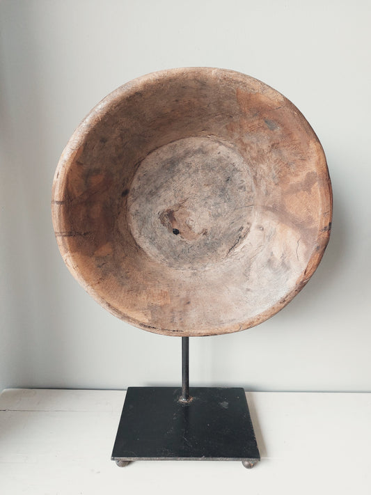 Oude houten schaal op standaard