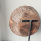 Oude houten schaal op standaard