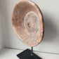 Oude houten schaal op standaard