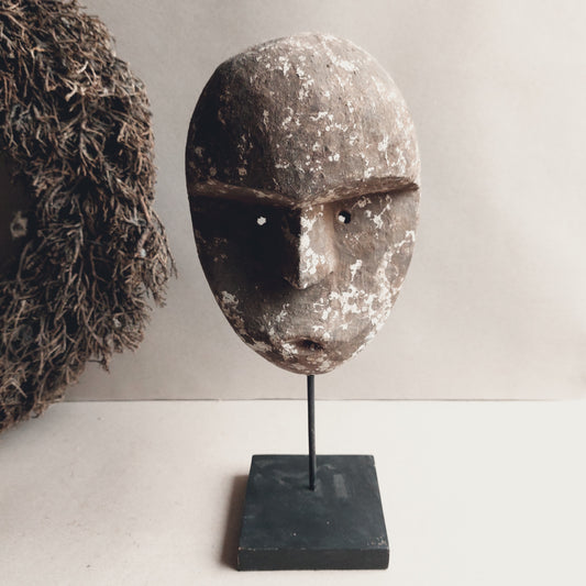 Sober vergrijsd ornament op statief gezicht masker patung landelijk stoer oud