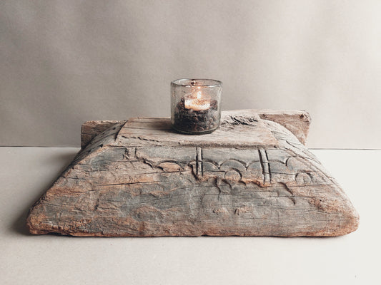 Stoere robuuste oude houten poer kandelaar ornament landelijk blok vensterbank sober 2