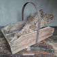 Stoere oude houten bak met hendel