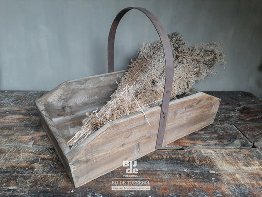 Stoere oude houten bak met hendel