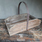Stoere oude houten bak met hendel