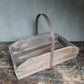 Stoere oude houten bak met hendel