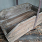 Stoere oude houten bak met hendel