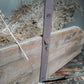 Stoere oude houten bak met hendel