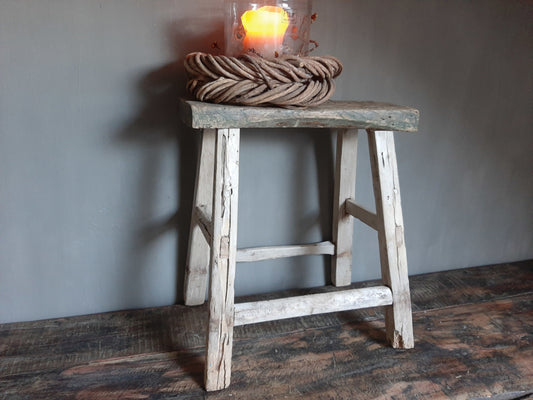 Oude houten kruk